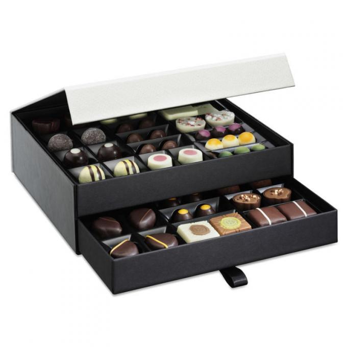クリスマス チョコレートは2つの層の本エヴァを包むギフト用の箱を挿入する形づけた 0